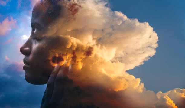 doppia esposizione, ritratto di una donna dalla pelle scura e un tramonto suggestivo - onirico foto e immagini stock