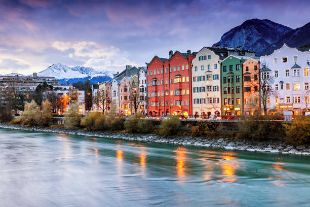 bellissimo paesaggio urbano. innsbruck di notte, austria - mountain snow sunset house foto e immagini stock