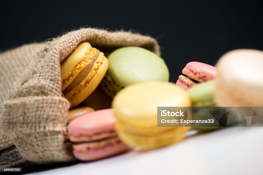 Cake macaron or macaroon isolated on black background, sweet - Royalty-free Amarelo Foto de stock