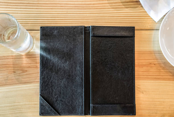 czarna skórzana taca pusty rachunek za miejsce na stole - dinner currency table business zdjęcia i obrazy z banku zdjęć