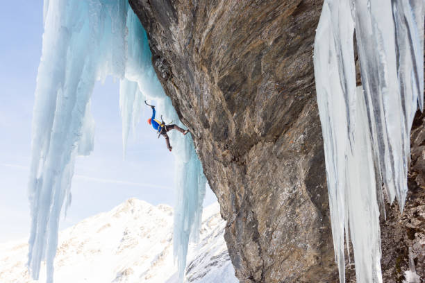 escalada en enormes carámbanos de hielo hombre anónimo - ice climbing fotografías e imágenes de stock
