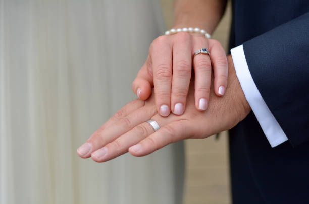 hochzeitstag- - young women wedding married engagement ring stock-fotos und bilder
