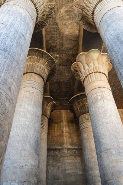 spalten in einem antiken ägyptischen tempel - esna stock-fotos und bilder