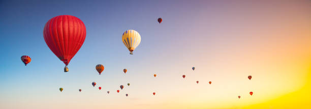 globos aerostáticos - heat mid air flying float fotografías e imágenes de stock