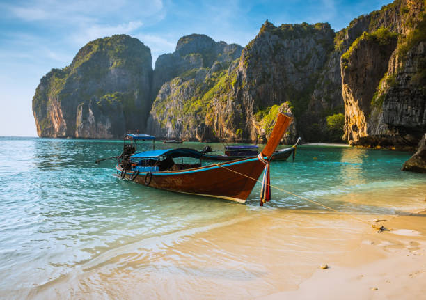 sunset phi phi le island maya bay thailand - phi phi islands imagens e fotografias de stock