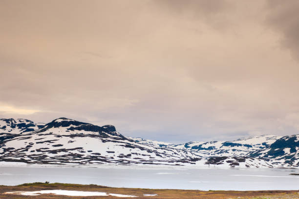 norwegia malownicze góry z zamarzniętym jeziorem. - noway zdjęcia i obrazy z banku zdjęć