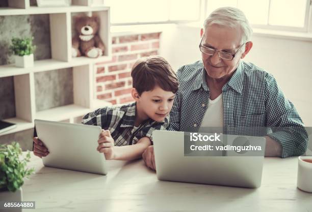 Großvater Und Enkel Stockfoto und mehr Bilder von Großeltern - Großeltern, Alter Erwachsener, Computer