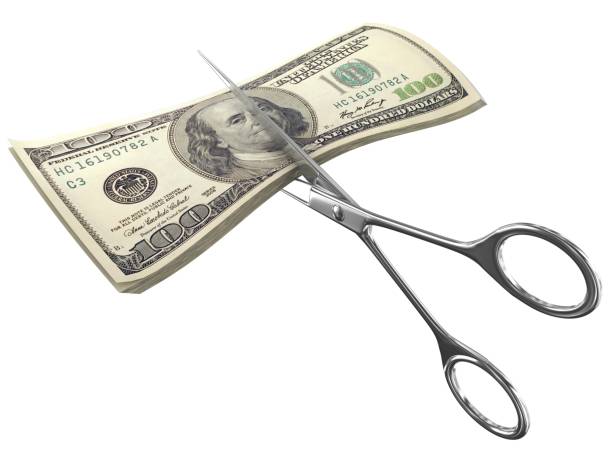 price tag cut scissors - cheap finance cutting downsizing imagens e fotografias de stock