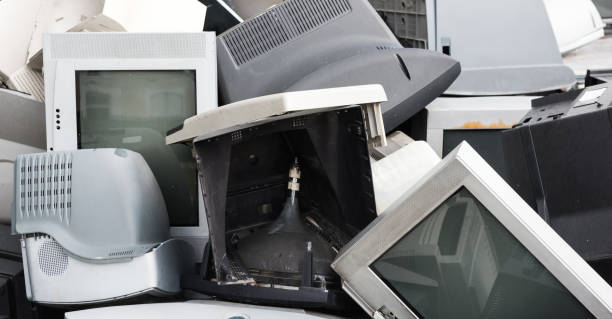 istock Old used and obsolete electronic equipment before a building 685608226
