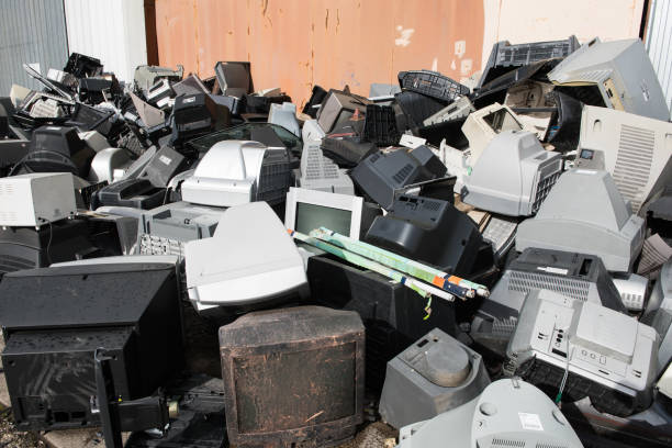 istock Old used and obsolete electronic equipment before a building 685608582