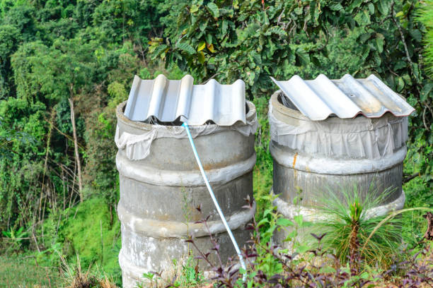 wassertank für sanitärsystem aus katarakt im wald. - rainer barzel stock-fotos und bilder