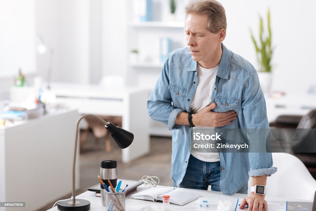 Hombre ansioso de tener ataque al corazón - Foto de stock de Dolor libre de derechos