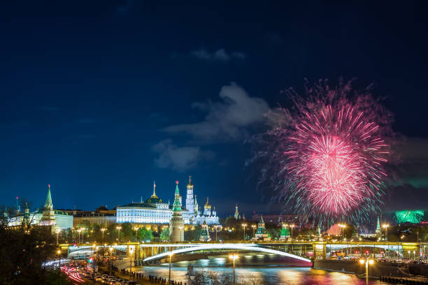 widok kremlowski z fajerwerkami podczas niebieskiej godziny w moskwie, rosja. obchody dnia zwycięstwa 9 maja w rosji - social history flash zdjęcia i obrazy z banku zdjęć