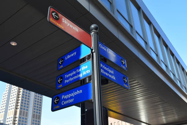 istock Des Moines street sign 685646720