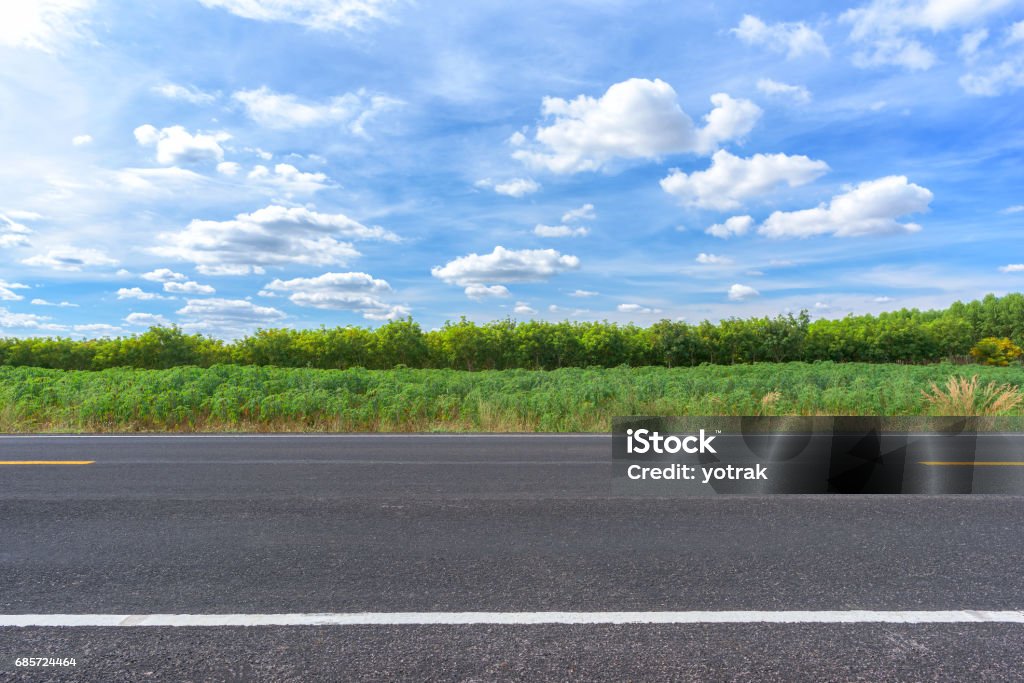 Blick auf Asphalt Straße und Landschaft - Lizenzfrei Seitenansicht Stock-Foto