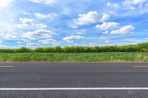 blick auf asphalt straße und landschaft - street side view summer nature stock-fotos und bilder