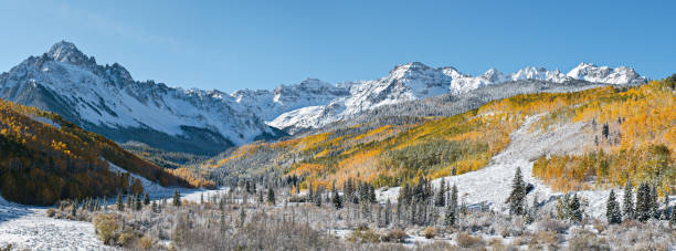 даллас раздел осенью, колорадо скалистые горы - rocky mountains panoramic colorado mountain стоковые фото и изображения
