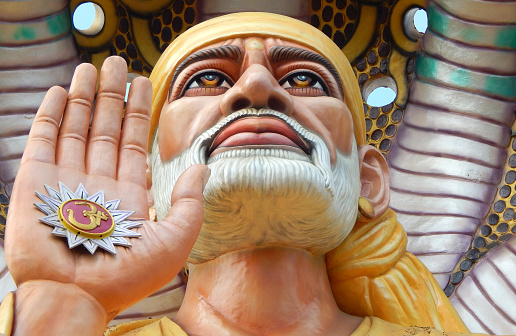 Closeup retrato de 54 pies de altura estatua de SaiBaba Shiridi en actitud de bendición en capilla de cinco serpientes de cabeza en un templo, Machilipatnam, India photo