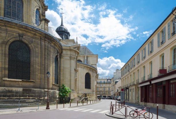 strada con facciate di case e chiesa a versailles, francia - reggia di versailles foto e immagini stock