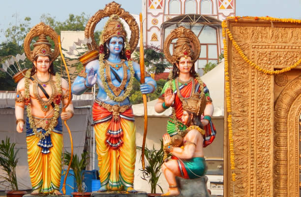 ídolos hindú dioses rama, lakshmana y sita, hanuman durante karthika del laksha ustav iluminación 1 crore luces, hyderabad, india - hanuman fotografías e imágenes de stock