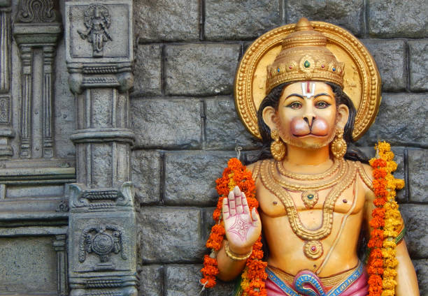ídolo del ídolo hindú dios hanuman en templo móvil de vehículos de motor, hyderabad, india. - hanuman fotografías e imágenes de stock