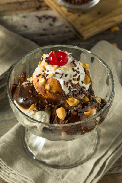 istock Sweet Homemade Ice Cream Sundae 685766334