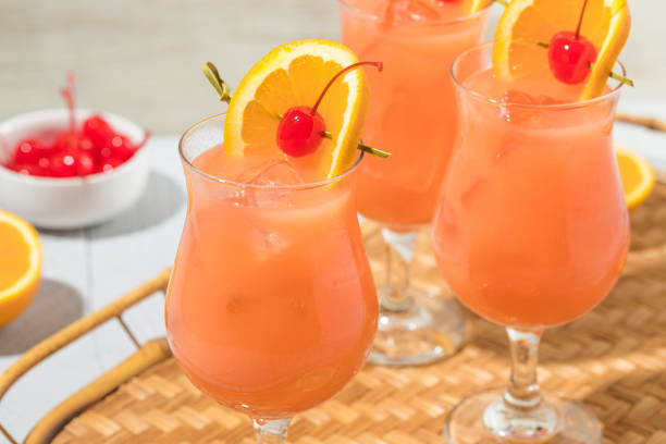 bebida alcohólica casera de cóctel hurricane - hurricane cocktail fotografías e imágenes de stock