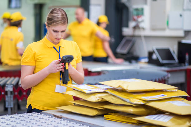 donna che lavora con il lettore di codici a barre - warehouse bar code reader manual worker working foto e immagini stock