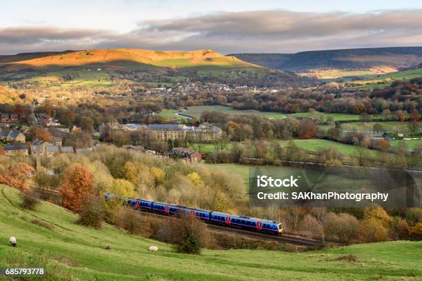 Foto de Treinar No Campo Inglês e mais fotos de stock de Trem - Trem, Reino Unido, Cena Rural