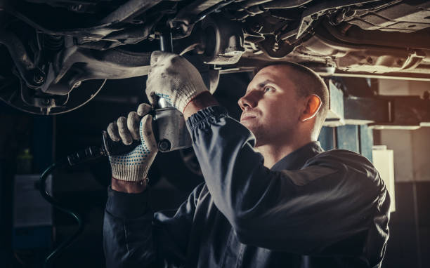 professionellen mechaniker reparieren einen mietwagen in autowerkstatt - mechaniker stock-fotos und bilder