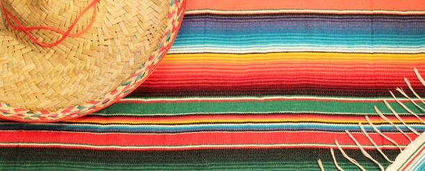 판 쵸 솜브레로 배경 프린지 배너 복사 공간 담요 패턴 스트라이프 - mexico blanket textile market 뉴스 사진 이미지