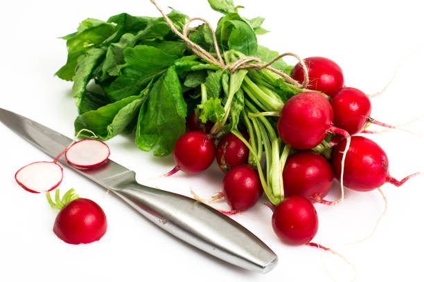 洗浄の新鮮な赤大根は、白い背景で隔離の束 - radish isolated bunch vegetable ストックフォトと画像