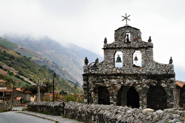 piedra de la iglesia, san rafael de mucuchíes, estado mérida, venezuela. - mucuchies fotografías e imágenes de stock