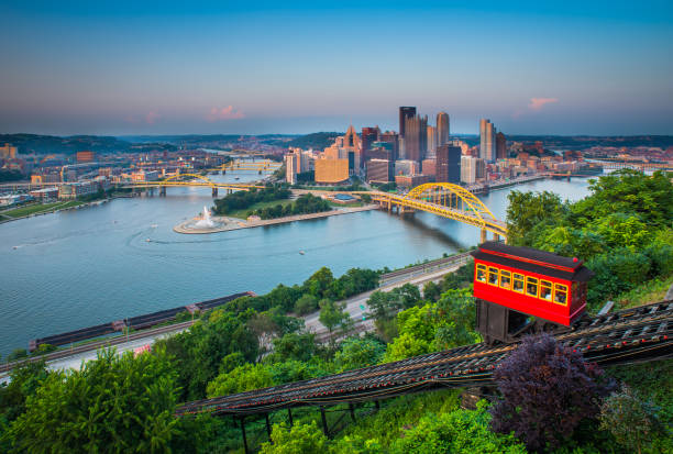 Downtown Pittsburgh, Pennsylvania Pittsburgh, Pennsylvania, River, sunset, 2014 overhead cable car photos stock pictures, royalty-free photos & images