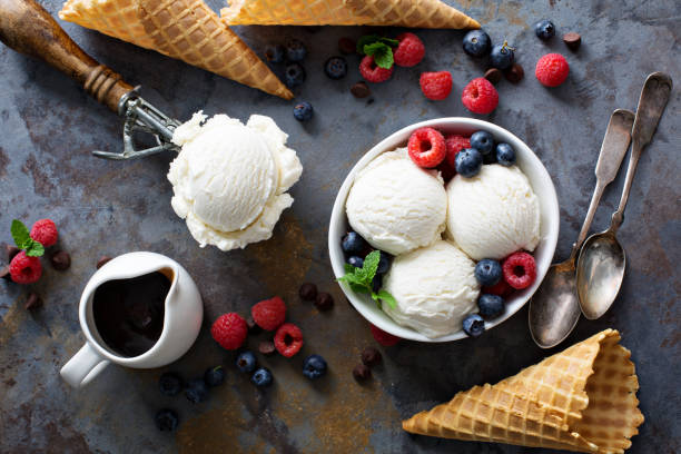 porcionador de helado de vainilla en un tazón con bayas frescas - gourmet waffle raspberry berry fruit fotografías e imágenes de stock