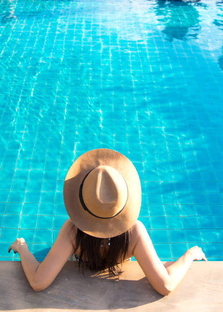 women relaxing near luxury swimming pool - xxx imagens e fotografias de stock