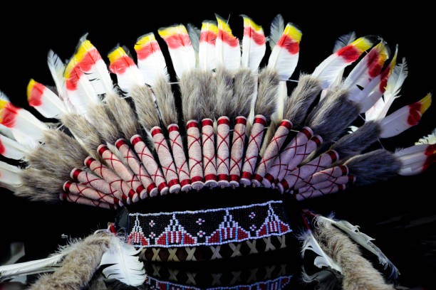 istock Hat  indian, indian chief head 685821594