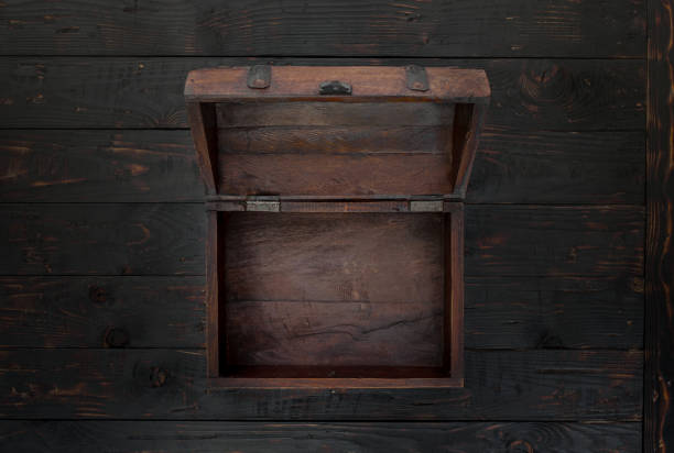 vintage offenen brustkorb hautnah auf dunklen holztisch - old treasure chest stock-fotos und bilder