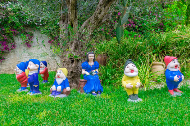The Snow White statues and the seven dwarfs The Snow White statues and the seven dwarfs in a garden dwarf stock pictures, royalty-free photos & images