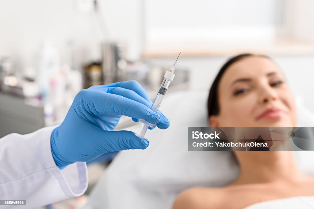 Arzt Arm Holding Injektor in Kosmetik-Klinik - Lizenzfrei Schönheit Stock-Foto