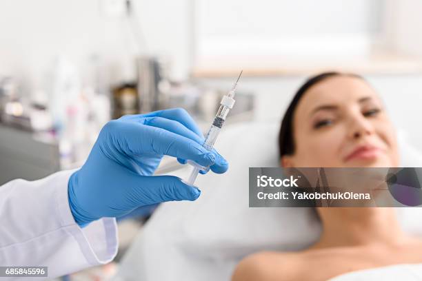 Arzt Arm Holding Injektor In Kosmetikklinik Stockfoto und mehr Bilder von Schönheit - Schönheit, Spritzen, Impfung