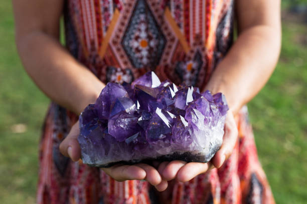 chica sosteniendo racimo amatista - amethyst fotografías e imágenes de stock