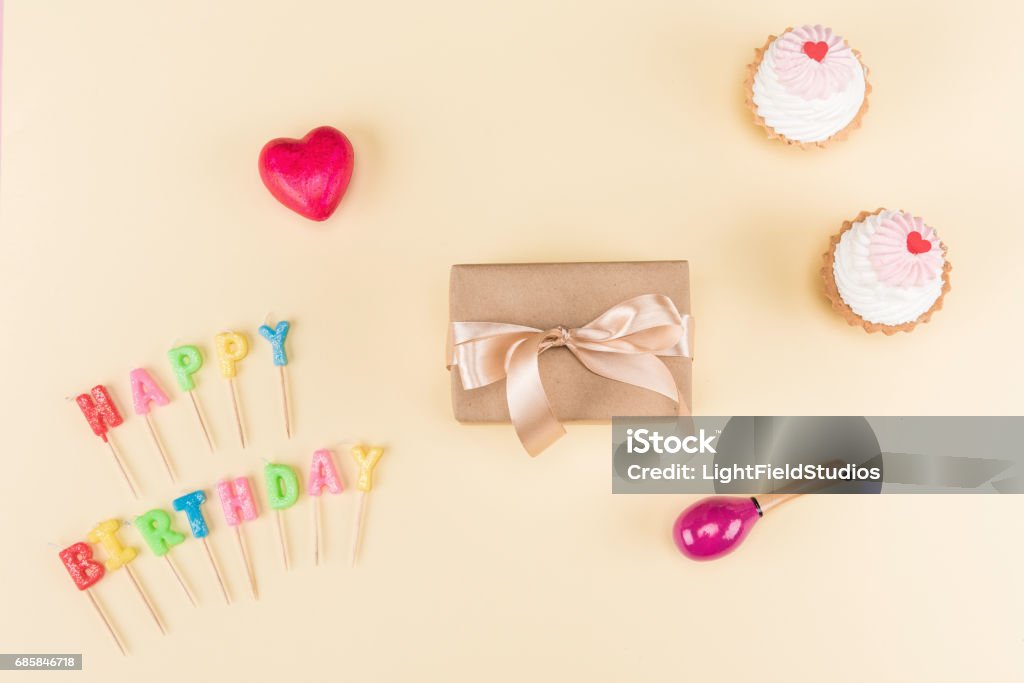 생일 레터링의 탑 뷰 리본과 핑크 생일 파티 개념에 맛있는 컵 케이크 봉투 구도에 대한 스톡 사진 및 기타 이미지 - 구도 ...