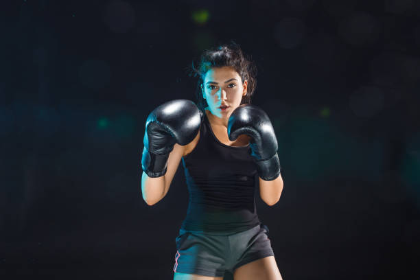 la femelle boxer s’entraînant au club de sport - boxing womens photos et images de collection
