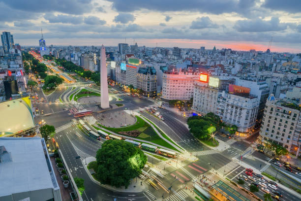 la ciudad capital de buenos aires en argentina - turismo argentina fotografías e imágenes de stock