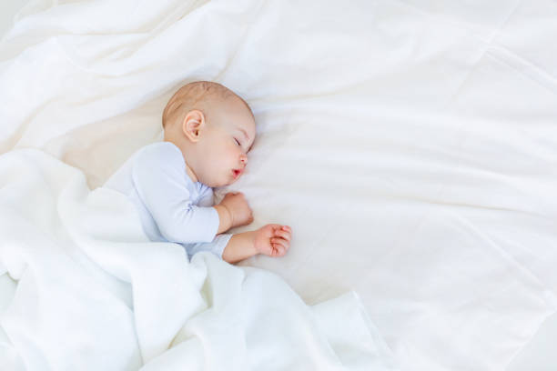 gros plan portrait de l’adorable petit garçon dort dans son lit, 1 an, concept de bébé - baby sleeping bed babies only photos et images de collection