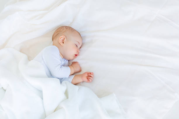 ritratto ravvicinato dell'adorabile bambino che dorme a letto, concetto di bambino di 1 anno - sleeping baby foto e immagini stock