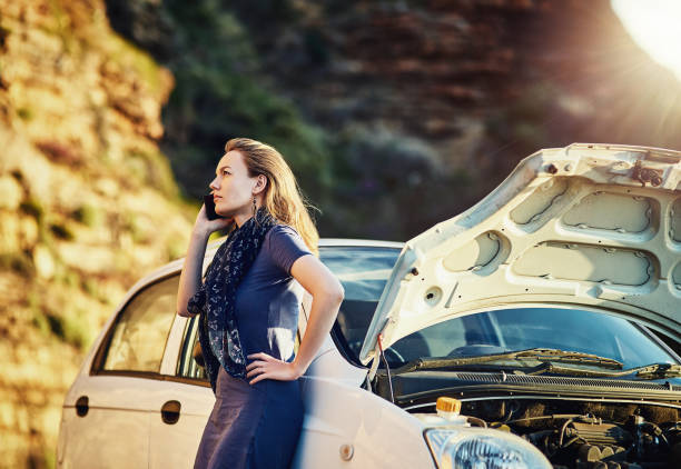 ¿pueden venir a remolcar mi coche lejos? - vehicle breakdown car stranded women fotografías e imágenes de stock