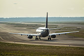 flugzeug-auf-der-startbahn.jpg?b=1&s=170x170&k=20&c=JD0sTD4TzgD5VZkhU7ROYHd3NkcmbaO8ZwzHSO7DSs0=