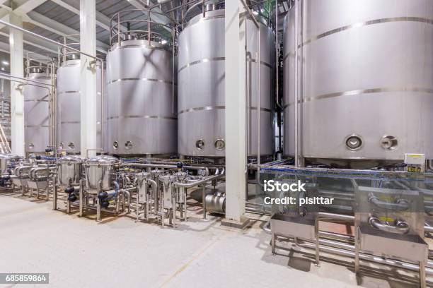 Mischtank Für Pharmazeutische Fabrikgeräte Am Produktionsband Stockfoto und mehr Bilder von Chemie